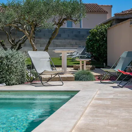Holiday home Belle Maison Jardin Piscine Pres Avignon Villeneuve-les-Avignon